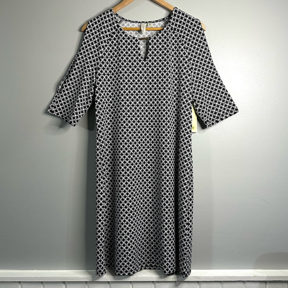 Women’s size Medium Tacera Stylish Black and White Geometric Dress new 44B5
